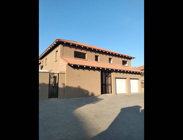 5 BEDROOM HOUSE FOR SALE IN FOURWAYS